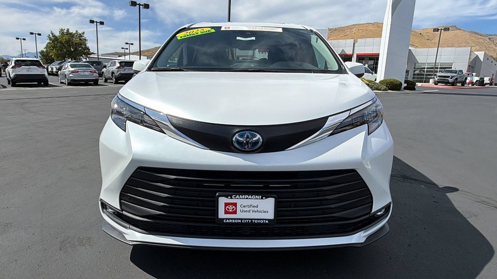 Certified 2025 Toyota Sienna XLE FWD image 8