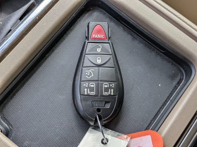 Used 2015 Chrysler Town & Country Touring FWD image 38