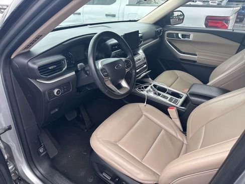 Used 2023 Ford Explorer XLT w/ Equipment Group 202A RWD image 6