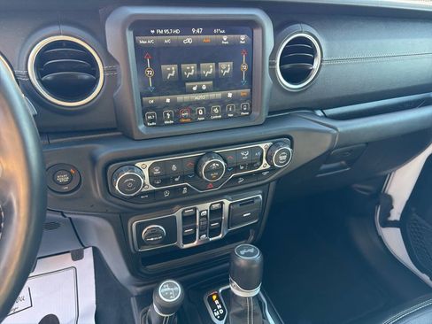 Used 2019 Jeep Wrangler Unlimited Sahara w/ Uconnect 4C Nav & Sound Group AWD/4WD image 26