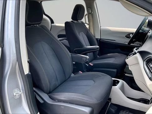 Used 2020 Chrysler Voyager L FWD image 26