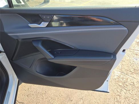 Used 2025 Volkswagen Tiguan SEL R-Line image 6