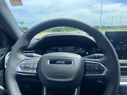 Used 2025 Jeep Compass Limited image 26