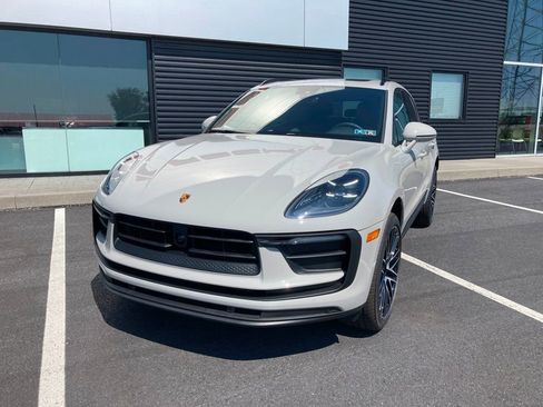 Used 2025 Porsche Macan image 3