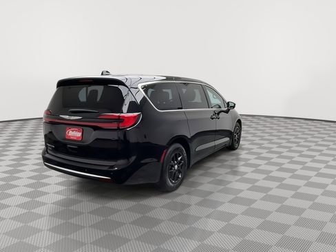 Used 2025 Chrysler Pacifica Select image 37