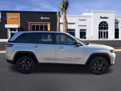 New 2025 Jeep Grand Cherokee Altitude image 7