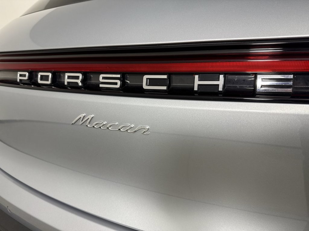 Certified 2025 Porsche Macan AWD/4WD image 18