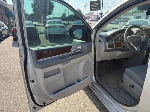 Used 2010 Chrysler Town & Country Touring image 10