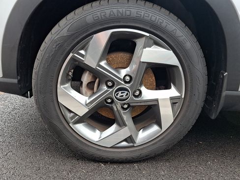 Used 2023 Hyundai Venue SEL FWD image 4