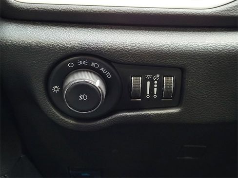 Certified 2025 Chrysler Pacifica Select image 13