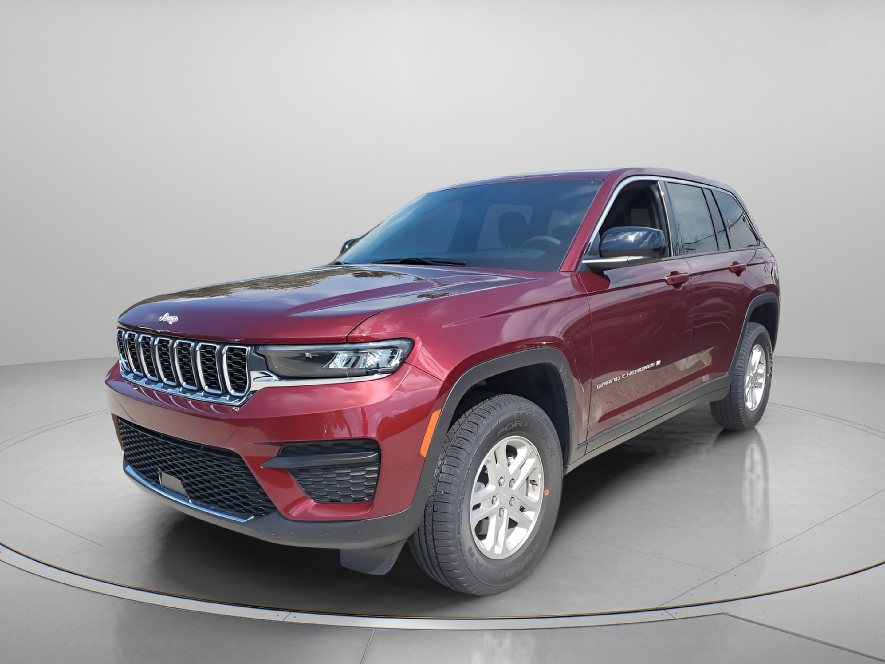 Used 2025 Jeep Grand Cherokee Laredo w/ Luxury Tech Group I AWD/4WD image 2