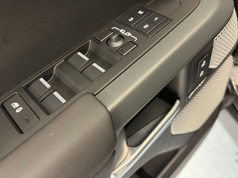 Used 2024 Land Rover Defender 130 X-Dynamic SE image 22