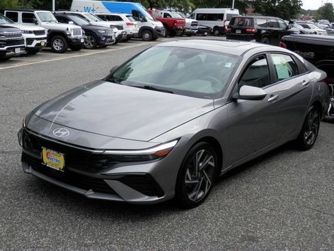 Used 2025 Hyundai Elantra SEL FWD image 4