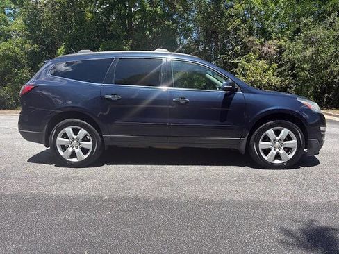 Used 2017 Chevrolet Traverse LT w/ Style and Technology Package FWD image 4