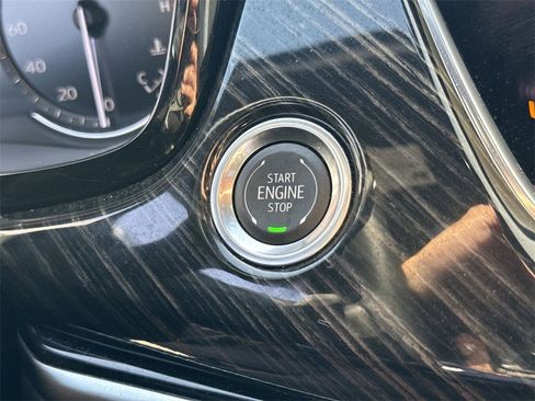 Used 2025 Cadillac XT6 Premium Luxury image 16