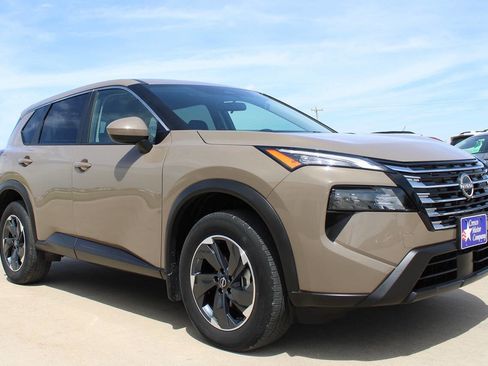 Used 2025 Nissan Rogue SV AWD/4WD image 3