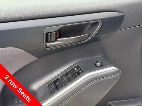 Used 2023 Toyota Highlander LE FWD image 19