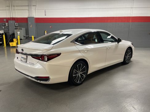 Used 2025 Lexus ES 300h w/ Premium Package image 11