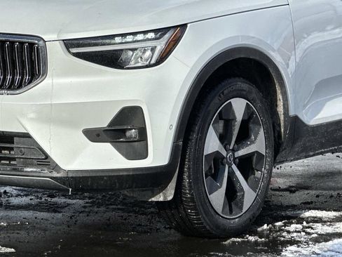 Used 2025 Volvo XC40 B5 Plus image 8