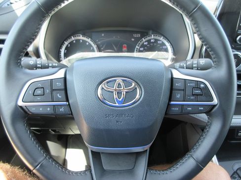 Used 2022 Toyota Highlander XLE AWD/4WD image 24