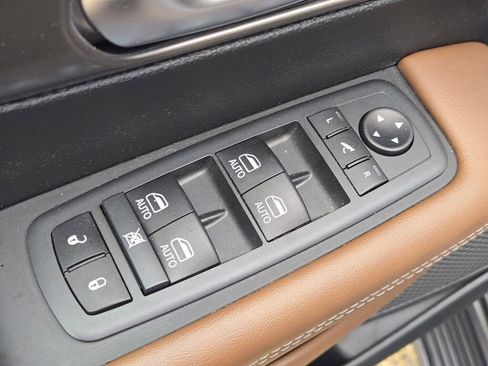 Used 2020 Chrysler Pacifica Limited w/ Advanced Safetytec Group FWD image 17