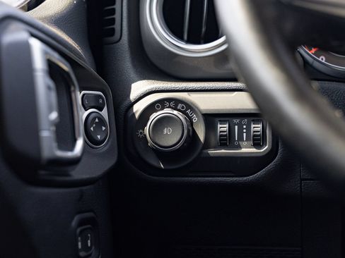 Used 2019 Jeep Wrangler Unlimited Sahara AWD/4WD image 26