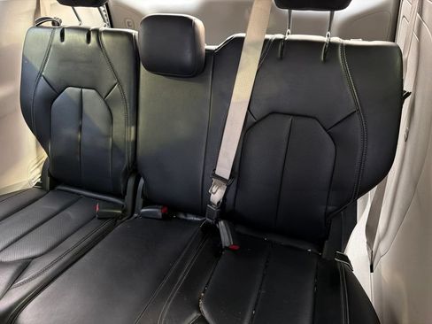 Used 2023 Chrysler Pacifica Touring-L FWD image 10