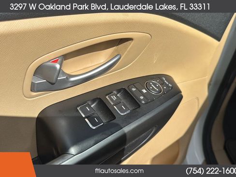 Used 2017 Kia Sedona LX w/ LX Essentials Premium Package FWD image 19