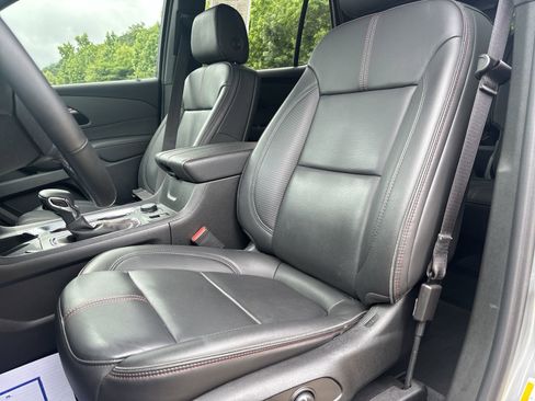 Used 2023 Chevrolet Traverse RS FWD image 14