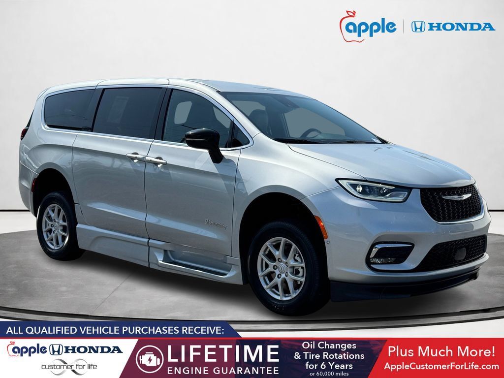 Used 2026 Chrysler Pacifica Select FWD image 1