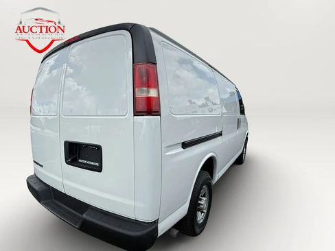 Used 2018 Chevrolet Express 3500 w/ Driver Convenience Package RWD image 5