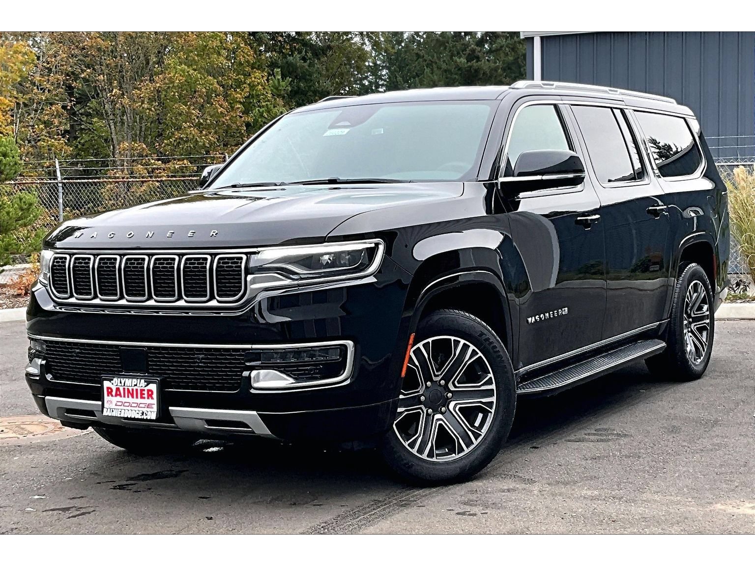 Used 2024 Jeep Wagoneer L Series II w/ Flexible Seating Group RWD image 2