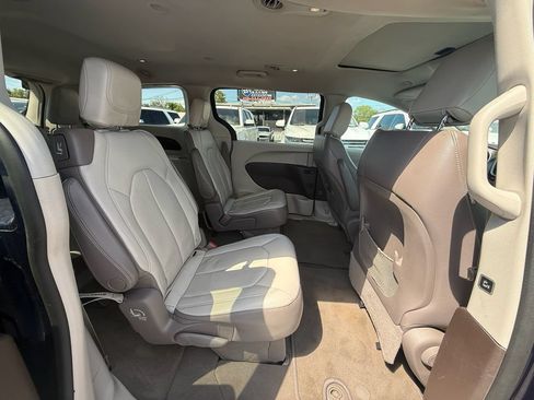 Used 2017 Chrysler Pacifica Touring-L w/ Tire & Wheel Group FWD image 23