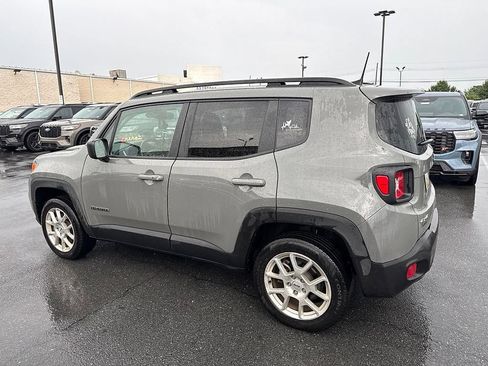 Used 2022 Jeep Renegade Latitude AWD/4WD image 3
