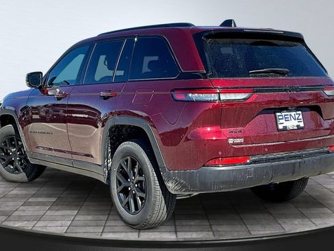 Used 2024 Jeep Grand Cherokee Altitude AWD/4WD image 4