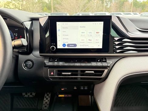 Used 2025 Toyota Camry SE w/ Convenience Package image 21