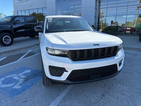 New 2025 Jeep Grand Cherokee Altitude AWD/4WD image 8