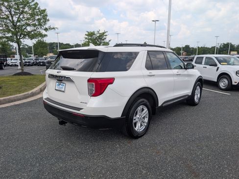 Used 2023 Ford Explorer XLT AWD/4WD image 3