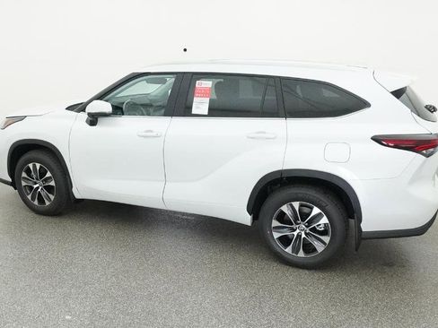 New 2026 Toyota Highlander XLE image 12