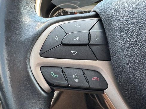 Used 2016 Jeep Cherokee Latitude w/ Comfort/Convenience Group FWD image 18