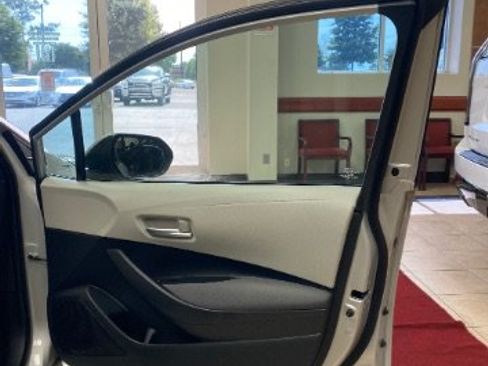 Used 2021 Toyota Corolla LE FWD image 9