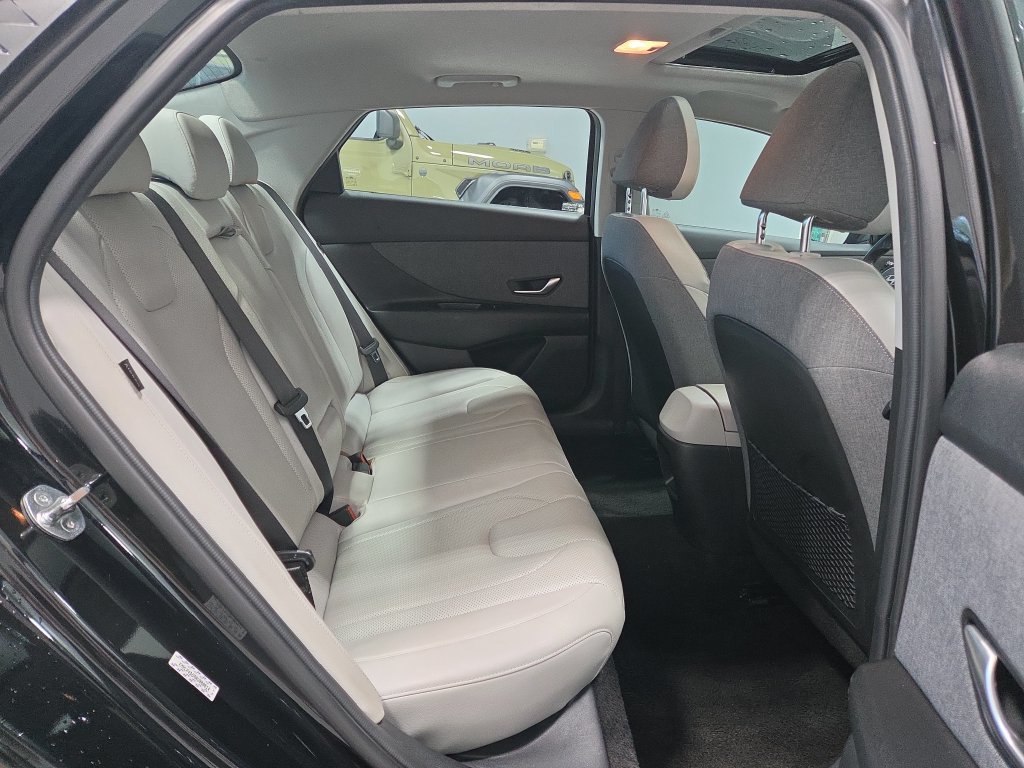 Used 2024 Hyundai Elantra Limited FWD image 15
