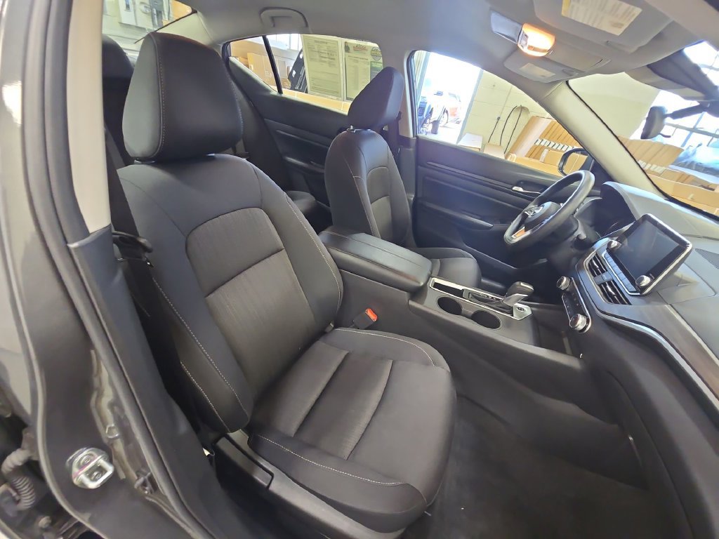 Used 2025 Nissan Altima 2.5 SV FWD image 36