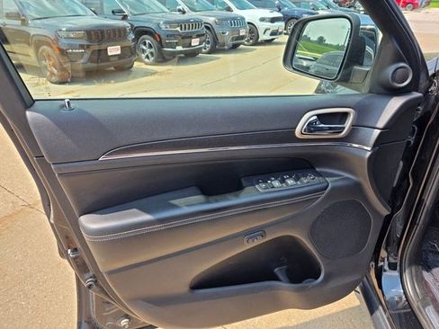 Used 2017 Jeep Grand Cherokee Limited w/ Luxury Group II AWD/4WD image 20