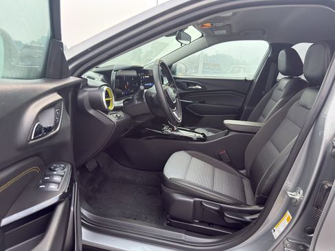 Certified 2024 Chevrolet Trax LT w/ Driver Confidence Package FWD image 11