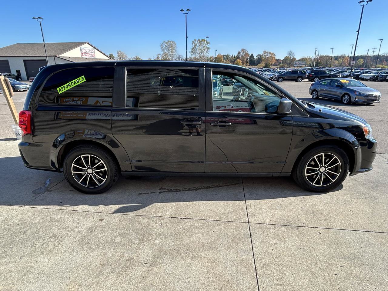 Used 2017 Dodge Grand Caravan SXT w/ Quick Order Package 29G SXT FWD image 4