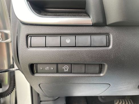 Used 2023 Nissan Rogue SV image 14