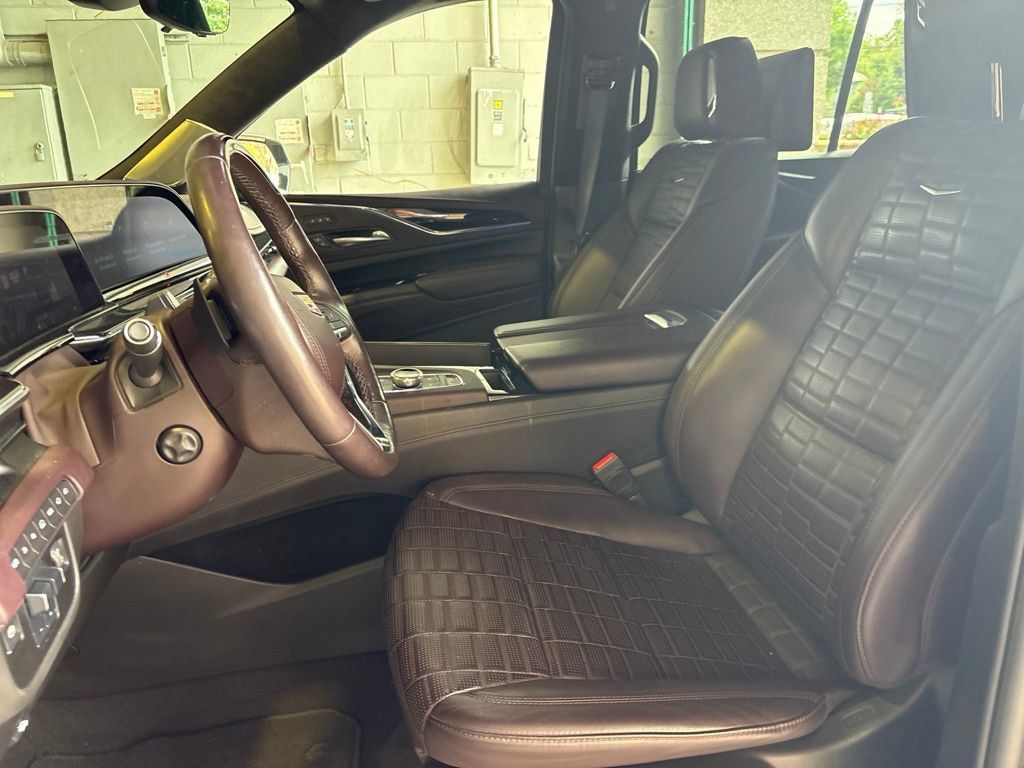 Used 2024 Cadillac Escalade Premium Luxury Platinum AWD/4WD image 15