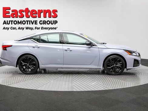 Used 2023 Nissan Altima 2.5 SR w/ SR Premium Package image 4