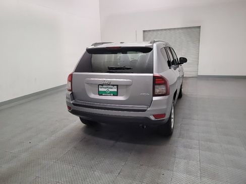 Used 2017 Jeep Compass Latitude FWD image 7